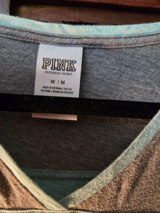 PINK Victoria's Secret Colorblock V-Neck Tee in Light Blue, Gray & White - Picture 4 of 8
